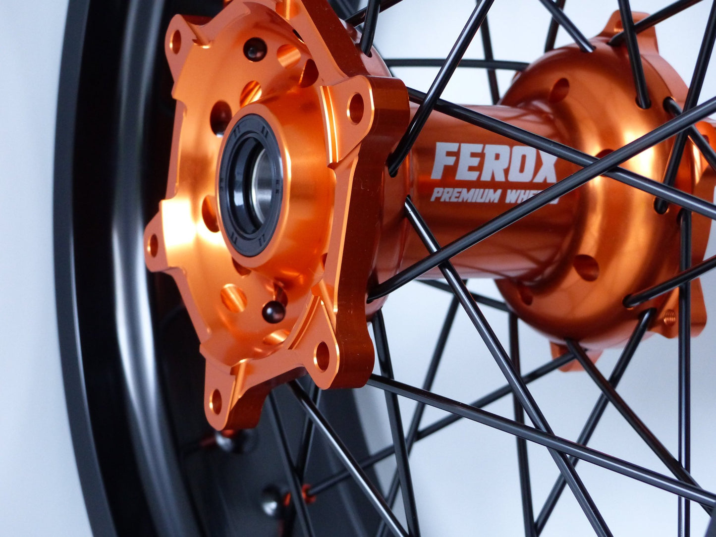 Black rim, Black Spokes, Orange nipples, Orange hub