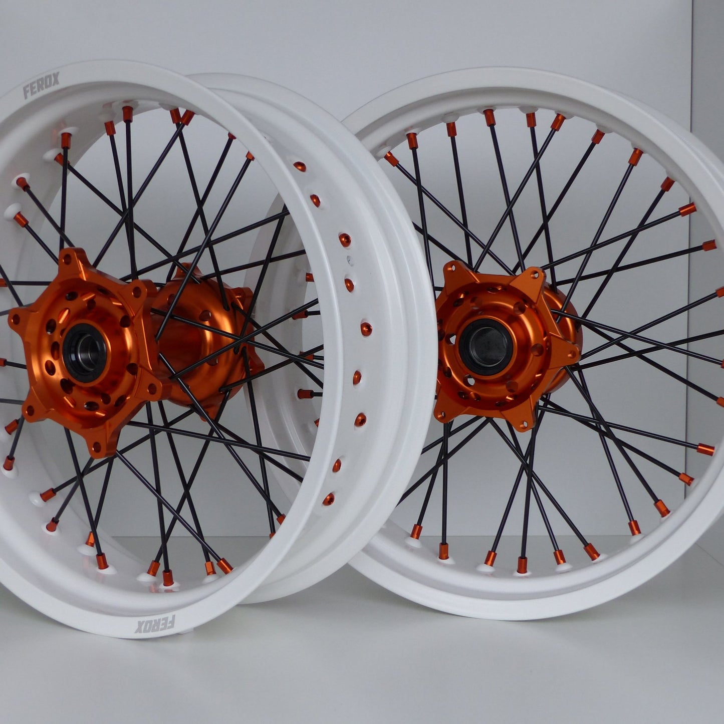 White rim, Black spokes, Orange nipple, Orange hub