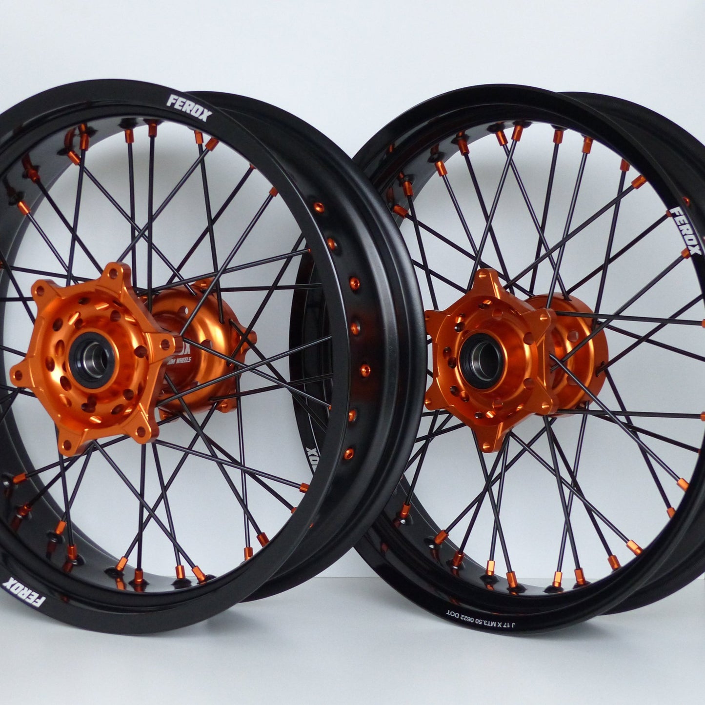 Black rim, Black spokes, Orange nipples, Orange hub