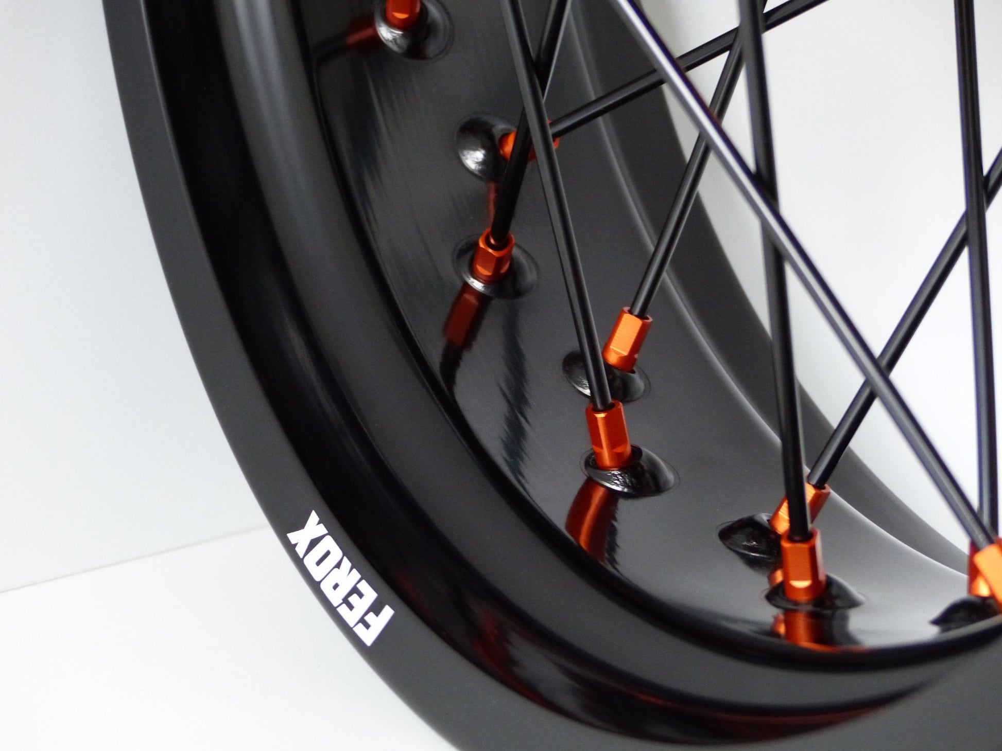 Black rim, Black spokes, Orange nipples, Orange hub