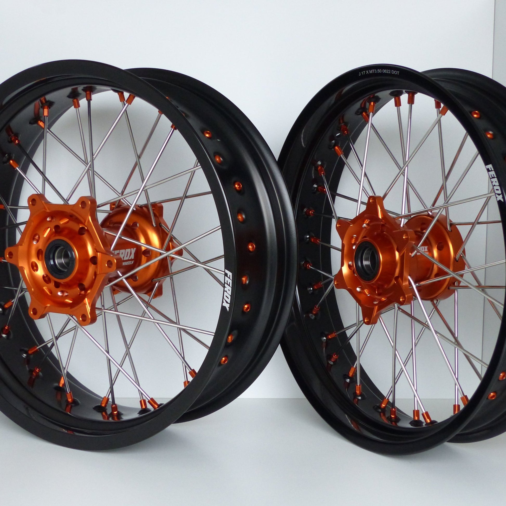 Black rim, Silver spokes, Orange nipples, Orange hub