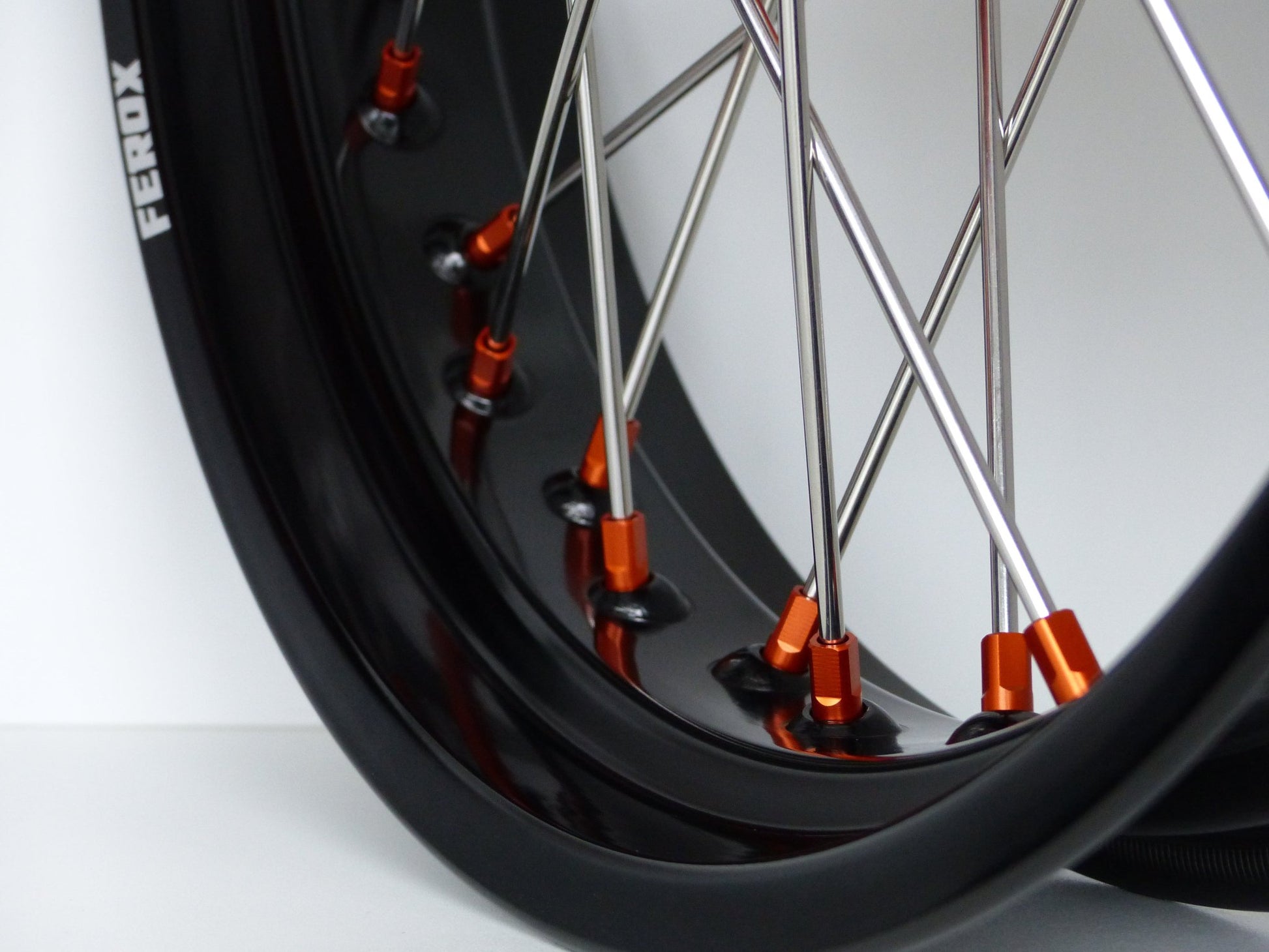 Black rim, Silver spokes, Orange nipples, Orange hub